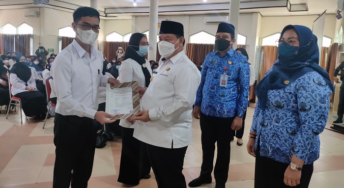 Serahkan SK CPNS dan PPPK Guru, Bupati Kotim Ingatkan Kedisiplinan