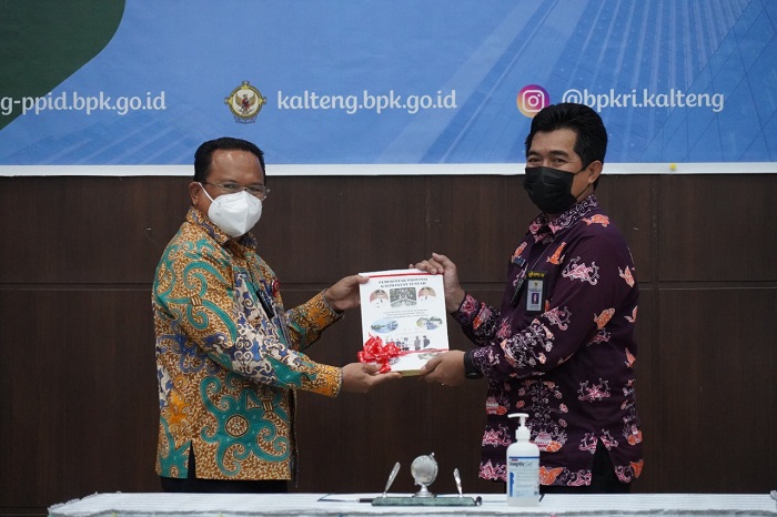 Pj Sekda Serahkan Laporan Keuangan Pemprov Kalteng TA 2021 Kepada BPK