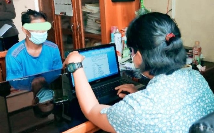 Astaga! Ayah di Buntok ‘Goyang’ Anak Tirinya di Mobil