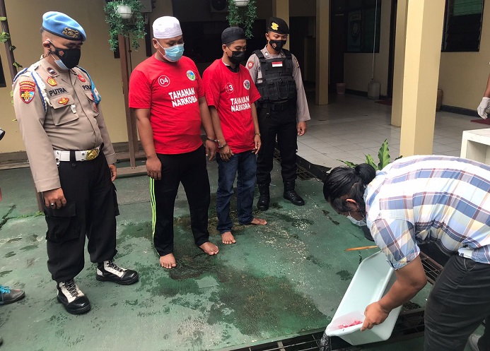 Usai Dicampur-Campur, Narkoba Bernilai Belasan Juta Rupiah Dibuang ke Selokan