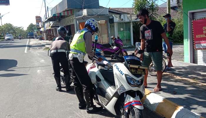 Polres Kobar Tilang Pengendara Motor yang Menggunakan Knalpot Bising