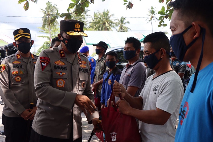Kapolda Kalteng Bagikan Bansos untuk Masyarakat Pesisir Kobar