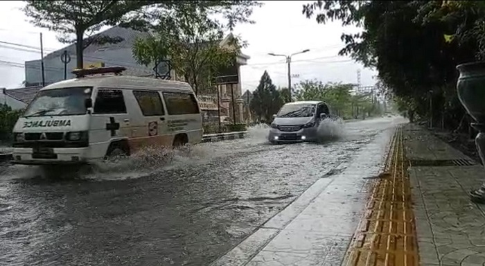 Hujan Lebat Akibatkan Sejumlah Ruas Jalan di Kota Sampit Dikepung Banjir