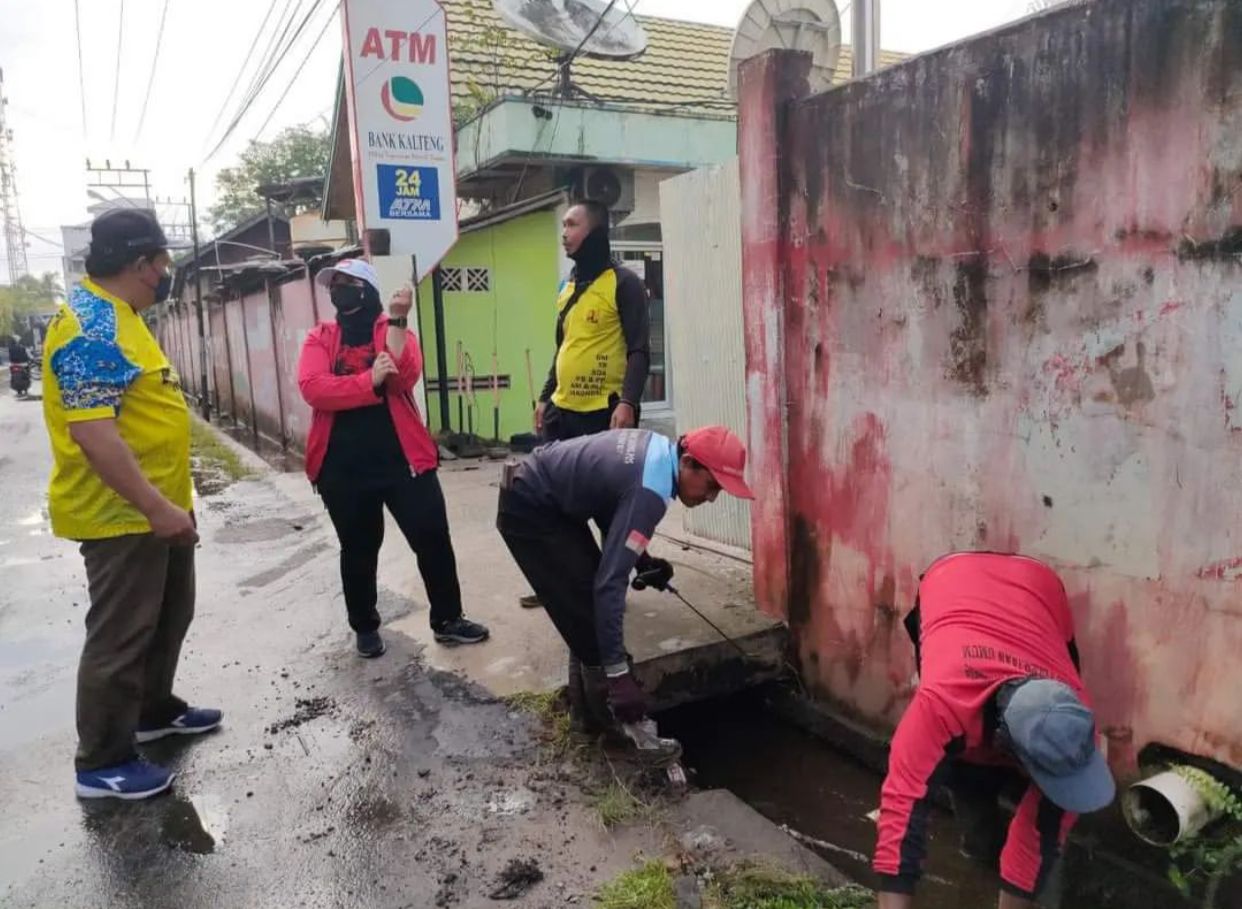 Tanggulangi Banjir, Wabup Irawati Ajak Masyarakat Rutin Gotong Royong