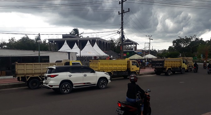 Demi dapat Solar di SPBU Pangkalan Bun, Para Supir Truk Rela Antri Belasan Jam