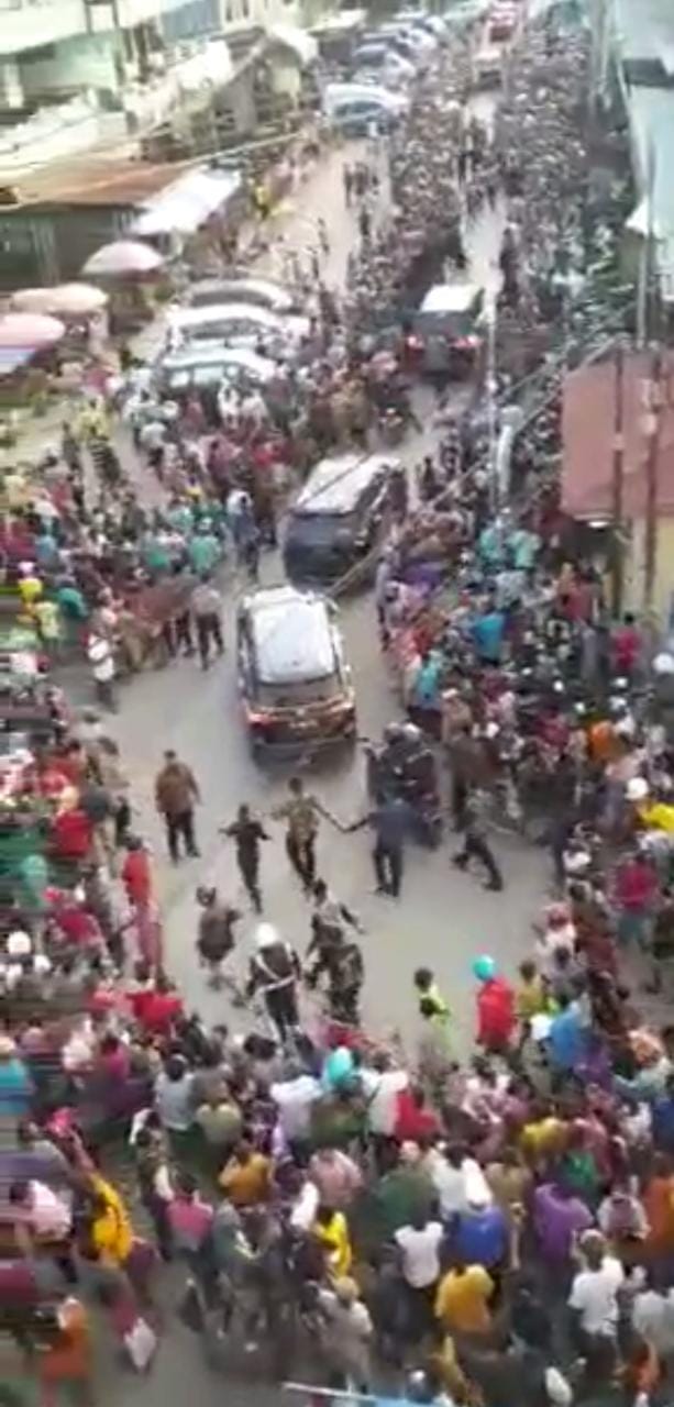 Antusias Sambut Jokowi, Masyarakat Belu Rela Berdesakan di Sepanjang Jalan