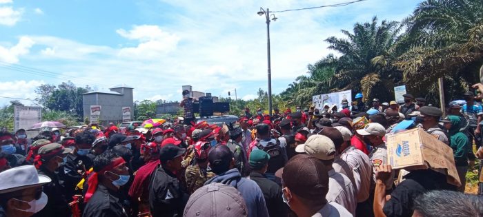 Ratusan Warga Tuntut Pemasangan Hinting di Pabrik PT Salonok Ladang Mas