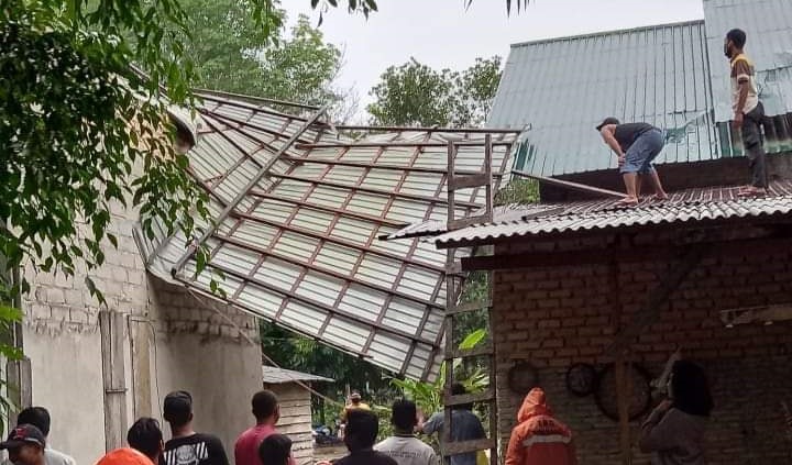 Angin Kencang Rusak Atap Rumah Warga di Bumi Harjo
