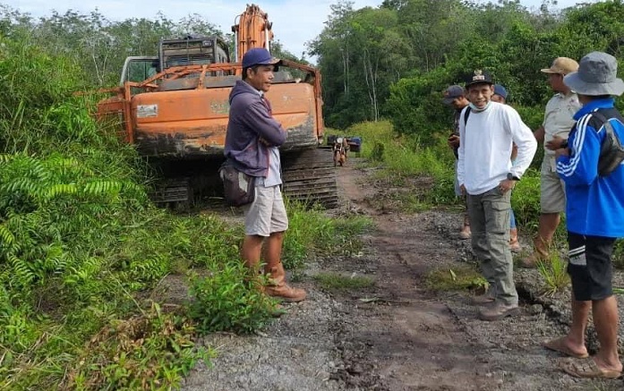 Berhasil Buka Jalan Alternatif, Dua Desa di Kota Besi Segera Nikmati Listrik