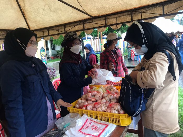 Warga Sampit Serbu Pasar Pangan Murah Kementan Walau Hujan