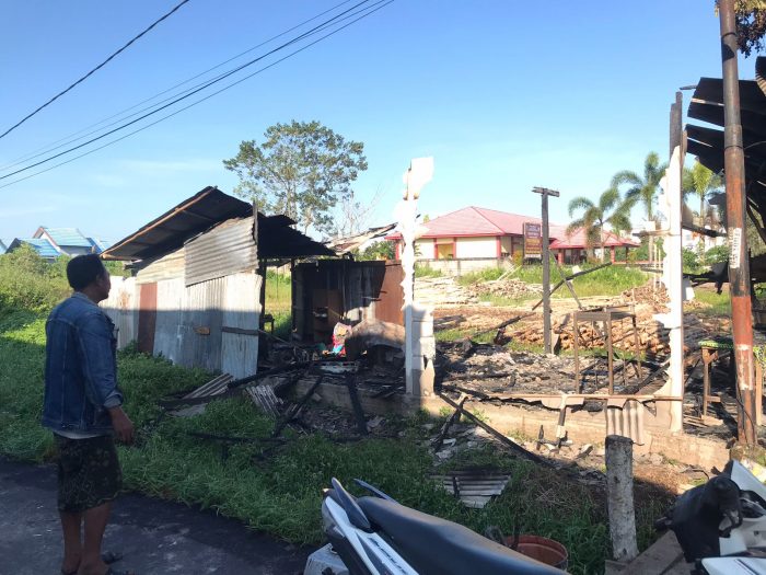 Sebuah Warung di Jalan Pramuka Ludes Jadi Arang Saat Ditinggal Pemiliknya Cari Makan Sahur