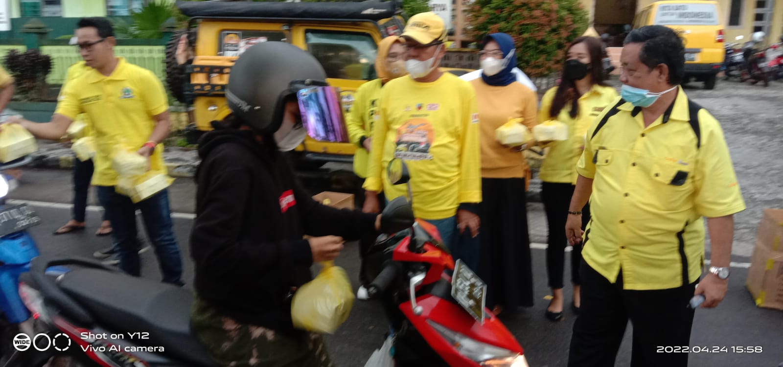Mukhtarudin Bersama DPD Golkar, PK Arsel dan AMPG Gelar Program Berbagi Takjil