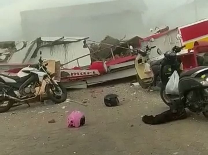 Geger! Alfamart Gambut Ambruk Saat Ramai Pengunjung