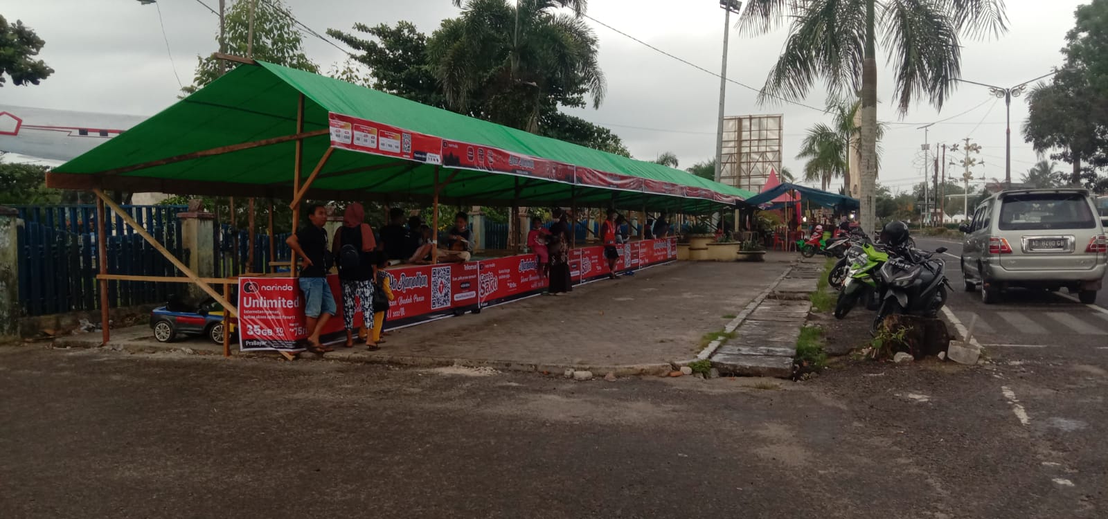 UMKM Sumringah Sambut Pemasangan Tenda Pasar Wadai Ramadan