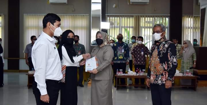 Bupati Serahkan Petikan Keputusan Pengangkatan CPNS di Lingkup Pemkab Kobar