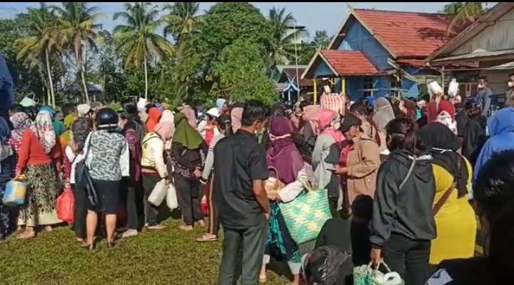 Demi Minyak Goreng Murah, Ratusan Warga Rela Antri Berjam-Jam