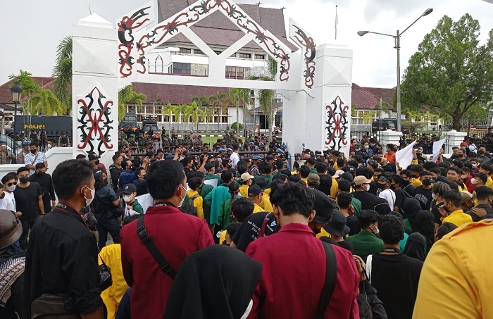 Aksi GEMPA di DPRD Kalteng Tuntut Penyelesaian Masalah BBM Hingga Sembako
