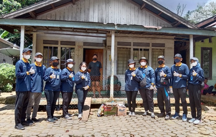 Peduli Warga Isoman, Mahasiswa KKN Desa Tampa Salurkan Bantuan Sembako dan Vitamin