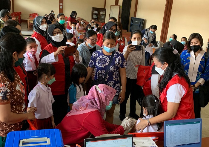 GOW Melawi Bagikan Ratusan Kotak Susu UHT untuk Anak-Anak yang Divaksin