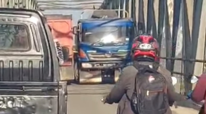 “Si Komo Lewat” Suka Bikin Macet di Jembatan Sungai Arut