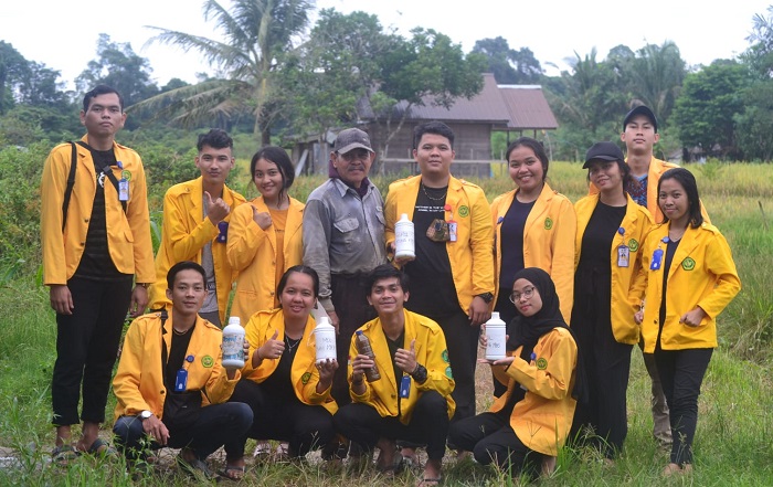 Mahasiswa KKN Desa Tampa Ciptakan Pupuk Organik Cair dari Buah Maja dan Keong Mas