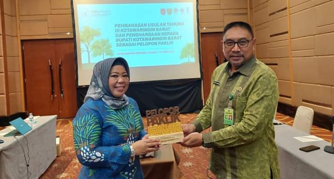 Jadi Pelopor PEKLIK, Bupati Kobar Terima Penghargaan dari KLHK