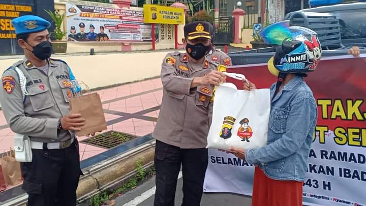 Polsek Arsel Bagi-Bagi Takjil ke Pengendara yang Melintas di Depan Mapolsek