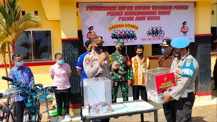 Rejeki Nomplok, Warga Dapat Hadiah Motor Usai Ikut Vaksin di Polsek Aruta