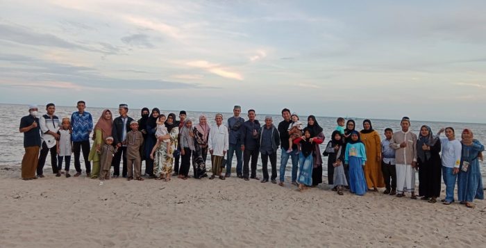 Keluarga Besar Kantor Kecamatan Pantai Lunci Gelar Bukber di Pantai Camara