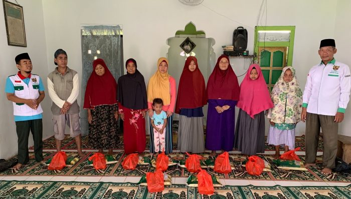 Baznas Melawi Salurkan Bantuan Minyak Goreng dan Sembako untuk Warga Nanga Pinoh