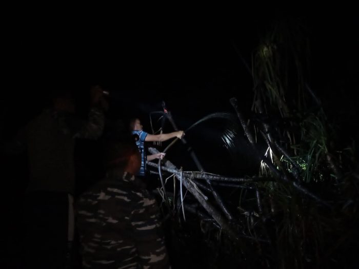 Anggota TNI AL dan Warga Berjibaku Padamkan Kebakaran Lahan di Sungai Seruyan
