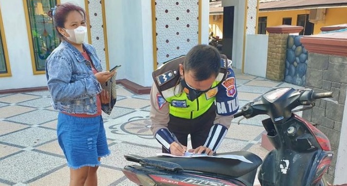 Tak Pakai Helm Saat Melintas di Depan Mako Polres Kobar, Ibu-Ibu Akhirnya Kena Tilang