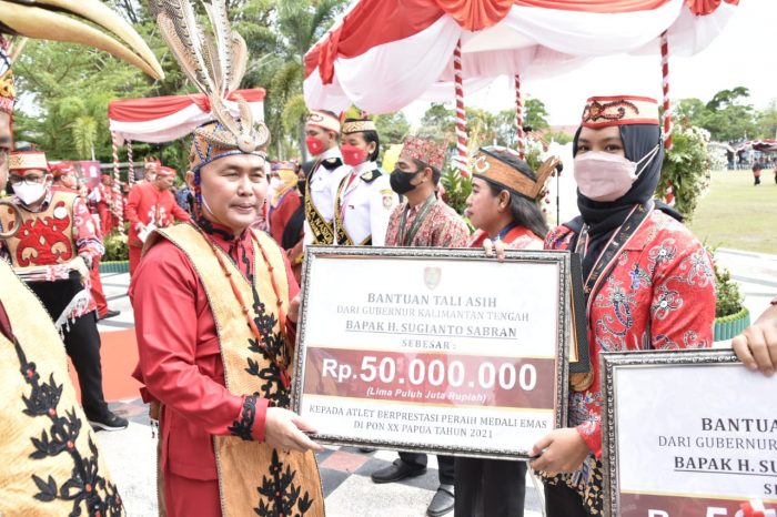 Gubernur Sugianto Beri Penghargaan Kepada Masyarakat Berjasa Membangun Kalteng