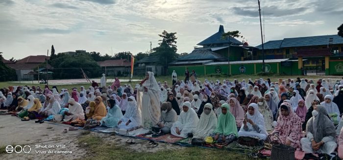 Bupati dan Keluarga Shalat Idul Fitri di Lapangan Termili