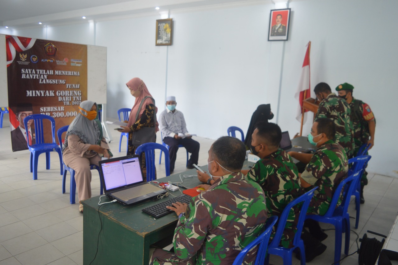 Kodim 1014/Pbn Salurkan BLT Minyak Goreng kepada 5000 Pelaku Usaha