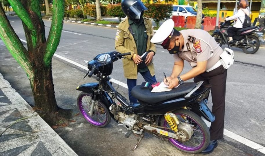Apes, Pengendara ini Kena Tilang Gegara Pakai Knalpot Brong