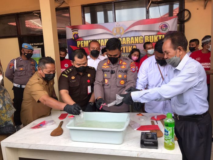 Diamankan dari Tujuh Tersangka, Polres Kotim Musnahkan Ratusan Gram Sabu