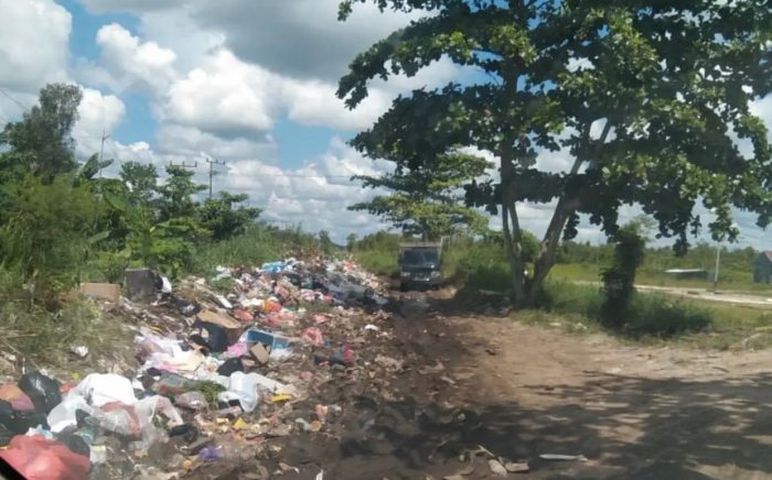 Warga Sawit Raya Keluhkan Sampah yang Berserakan di Bahu Jalan Dekat Masjid