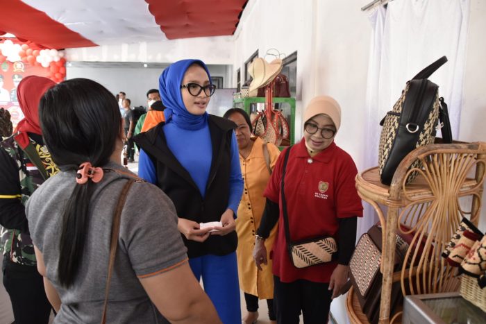 Dekranasda Kalteng Launching Talawang Mart Warung Berkah