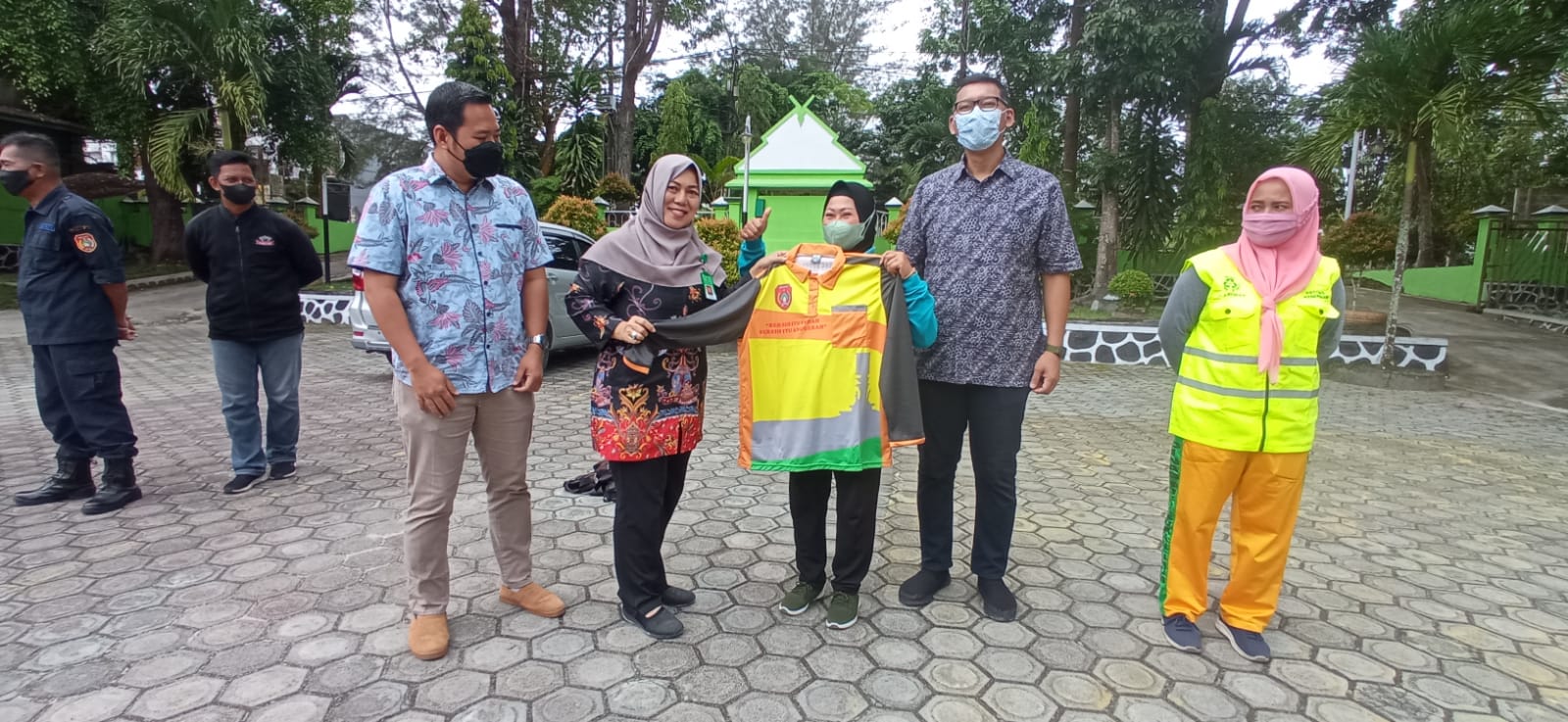 PT. SSMS Bagikan Ratusan Seragam untuk Petugas Kebersihan Kotawaringin Barat