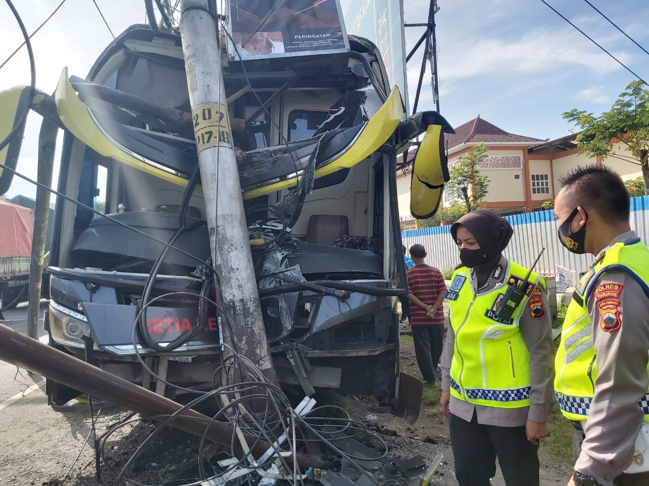 Diduga Mengantuk, Sopir Bus Setia Negara Tabrak 2 Tiang Listrik di Pantura