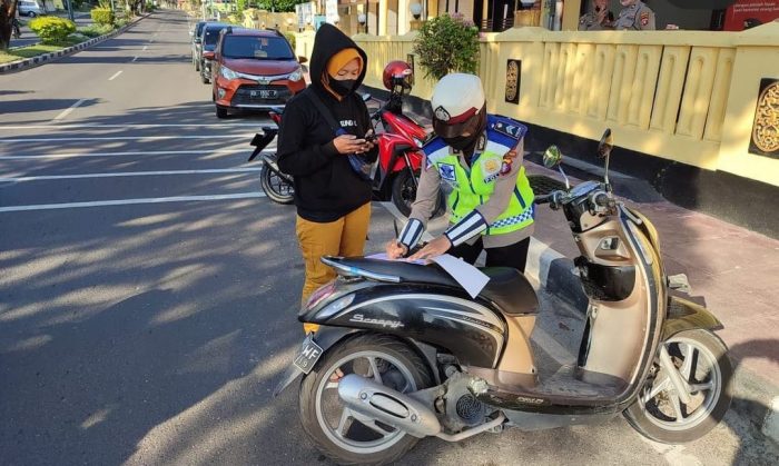 Nekat Tak Pakai Helm, Emak-emak Tak Berdaya Saat Ditilang Polisi