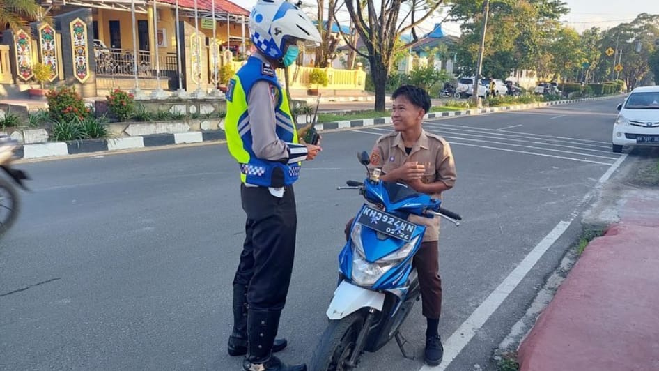 Pelajar ini Kena Tilang Usai Melintas Depan Petugas Tak Pakai Helm
