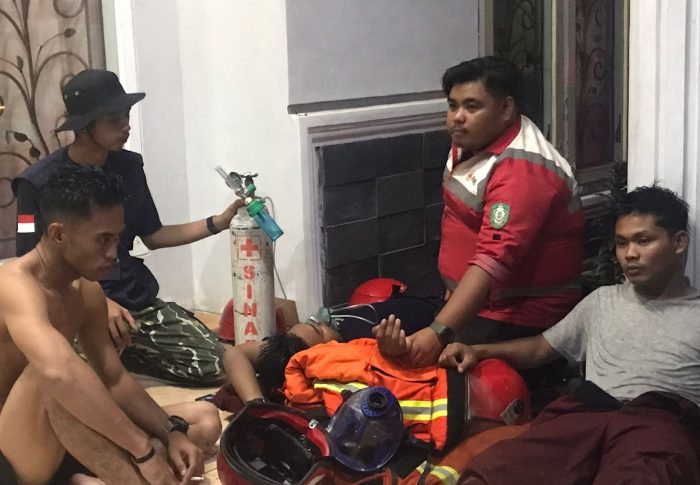 Sudah Enam Jam Berjibaku Memadamkan Api, Sejumlah Petugas Kekurangan Oksigen