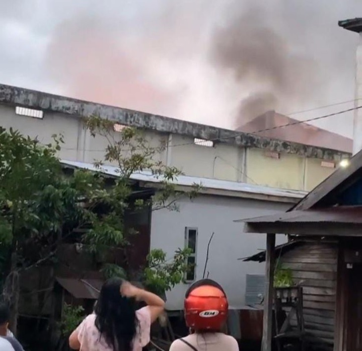 Sudah Lebih dari 24 Jam, Api Masih Menyala di Gudang Kelontongan Sampit
