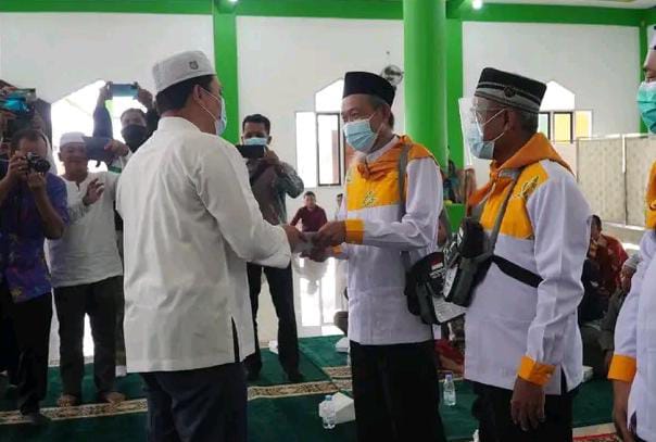 Bupati Hendra Lesmana Lepas Sembilan Calon Jemaah Haji