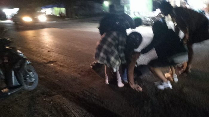 Tujuh Pengendara Motor Jatuh di Jalan Rambutan Akibat Ceceran Tanah Galian