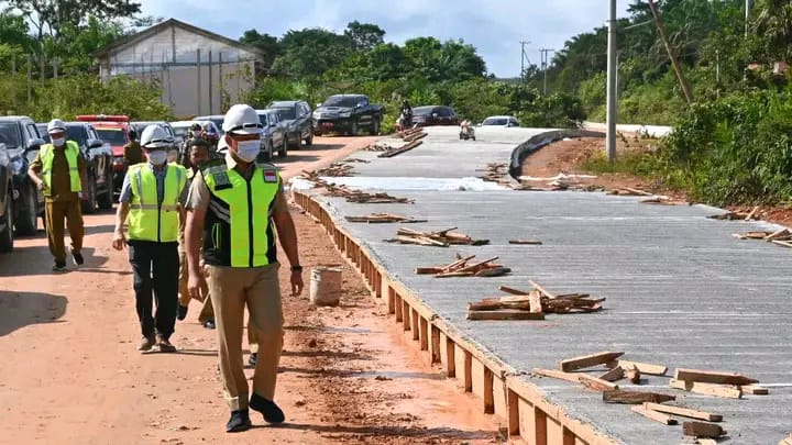 Tinjau Pengerjaan Ruas Jalan Perigi- Beruta, Bupati Harap di Bulan Oktober Sudah Fungsional