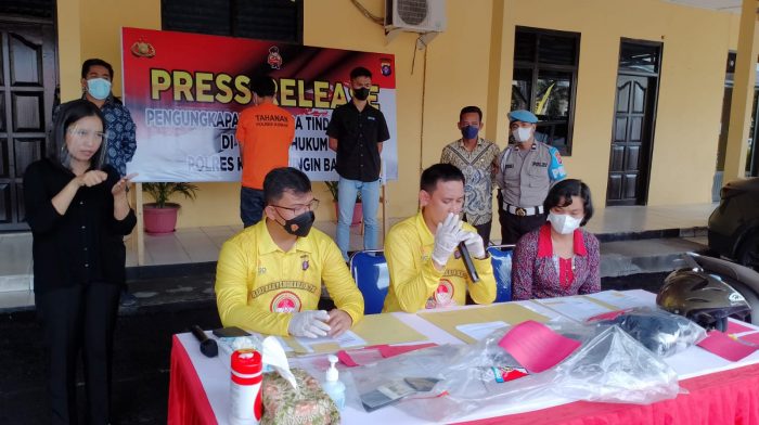 Tak Terima Diceraikan, Suami Aniaya Istri di Jalan
