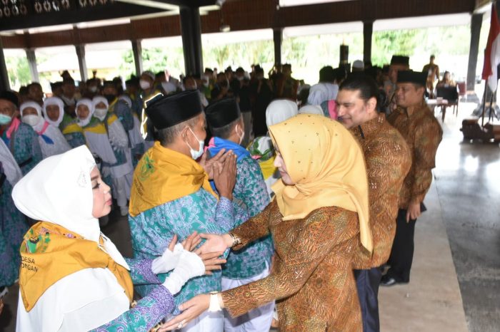Bupati Fadia Lepas 95 Calon Haji Kloter 32